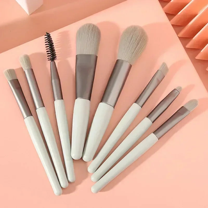 Kit of 8 makeup brushes™